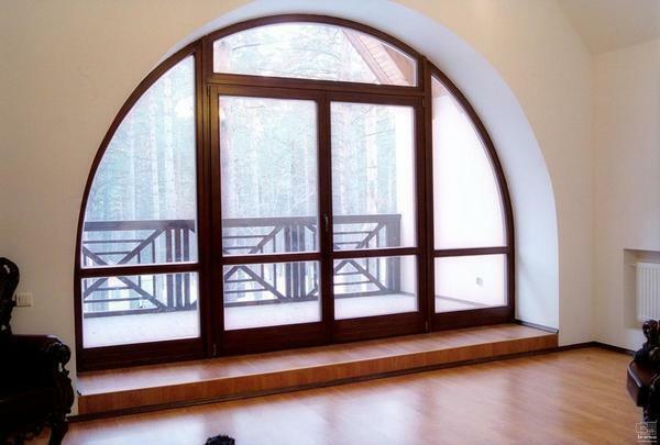 Gewölbte Fenster diversifizieren, das Design eines Hauses, sowohl außerhalb als auch innerhalb der Räumlichkeiten