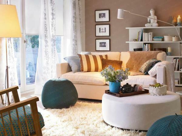 Pehmustetut huonekalut, matto ja tyylikäs tarvikkeet - ehkä tärkein ominaisuuksia viihtyisä olohuone
