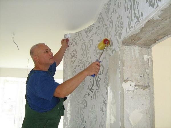 Before you begin to glue wallpaper on water-based paint, it is desirable to make a test sticker of a newspaper sheet