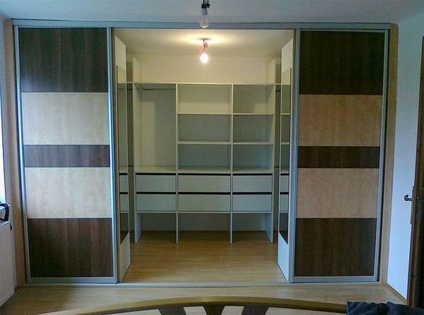 The dressing room, located in a niche, does not take up much space and will save a significant part of the living space area