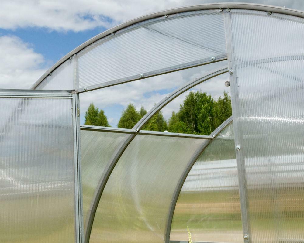 One of the latest innovations in the construction of greenhouses has become a removable or expanding roof