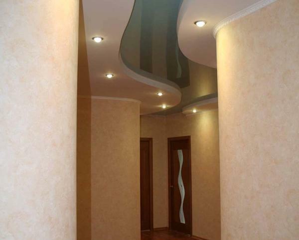 Vælg materialet til efterbehandling en loftsbeklædning i gangen er baseret på størrelse, form og højden af ​​loftet dæksel