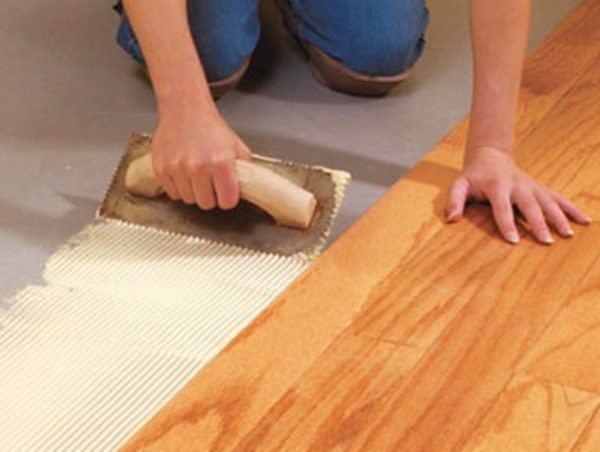 Cuando la colocación de parquet en láminas de madera contrachapada deben ser utilizados sustancia sintética.