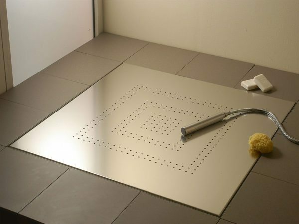 Auf dem Boden im Badezimmer platziert werden kann und ein Metallsieb