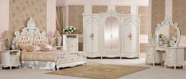 Mēbeles baltā krāsā piešķir interjeram guļamistaba svinīgumu, grandiozitāte un aristokrātija