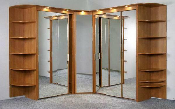 armário de canto com uma fachada espelhada é visualmente aumenta o quarto pequeno espaço