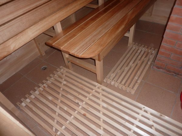 Auf dem Fliesenboden im Bad kann Gitter platziert wird: nicht kalt, nicht rutschig