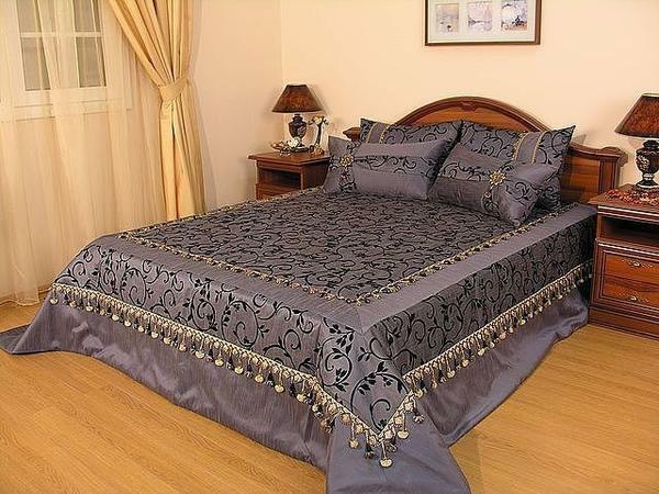 yatak odasında Doğru seçilmiş yatak örtüsü konfor ve rahatlama ortamı yaratmak için hizmet verecek