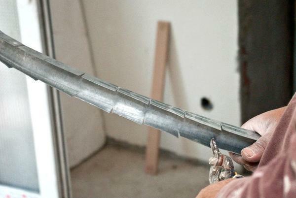 S stropný profil pre sadrokartónové dosky je ľahko ovládateľný - ocele možno rezať pomocou špeciálneho náradia, brúsku alebo píla píla