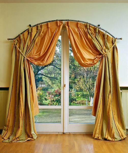 Correctly choosing a cornice for an arched window and curtains, you can make a normal window opening beautiful