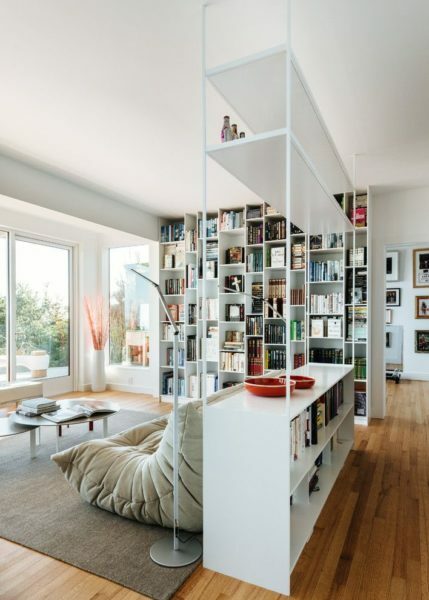 La partizione per una camera in uno scaffale - è un pezzo versatile e multifunzionale di interni mobili