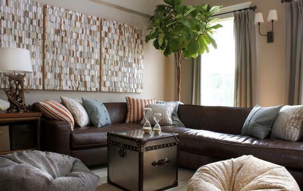 Além do sofá você pode pegar um elegante pufes, que vai decorar o interior da sala