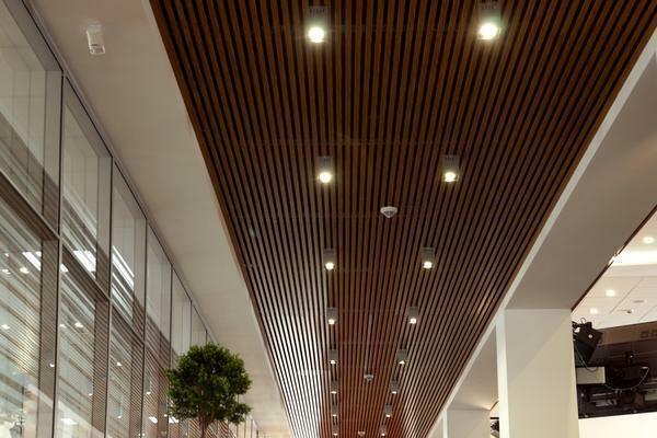 Kuboobrazny stalak strop pomaže stvoriti trodimenzionalni efekt koji povećava volumen prostorije