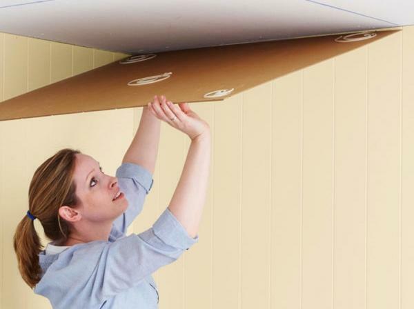 Colar as placas de espuma de teto proteger as instalações de hipotermia e distribuição de diferentes sons
