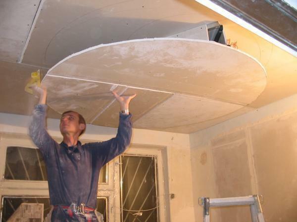 Gipsplader fastgjort til loftet efter at have installeret metalplader