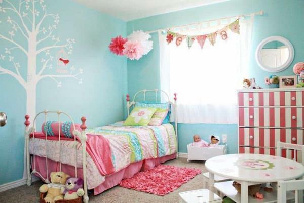 Labai dažnai, vaikų kambarys tapetai apklijuoti turkis, kaip spalvos atrodo teigiamas ir rožinis
