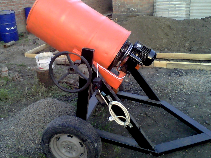 Til mobilitet er betonblander fra en 200 liters tønde monteret på en ramme med hjul