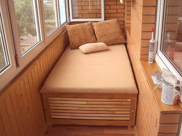 Med prednostmi spalnico na balkonu Treba je omeniti, poglede in svežega zraka