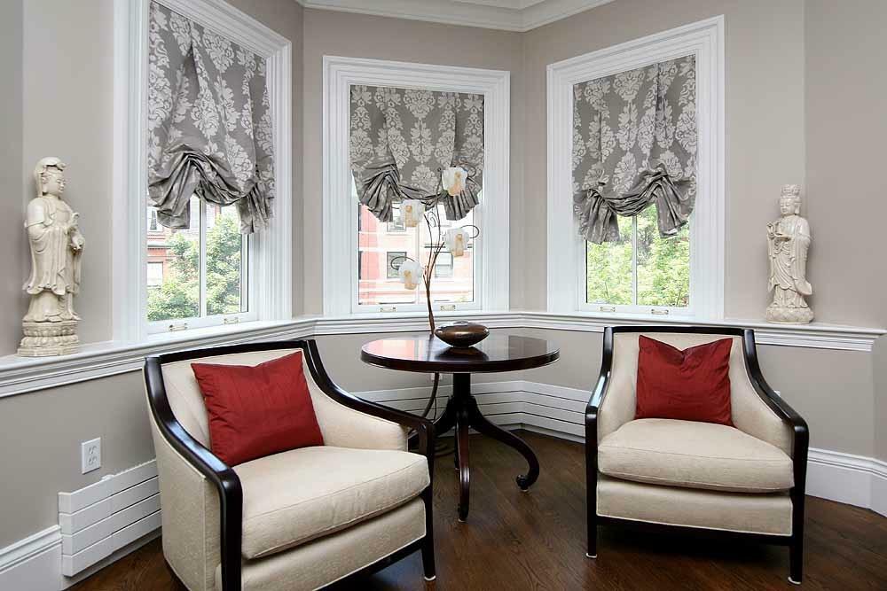 Elegant Austrian curtains are used to give the interior austerity, solemnity, elevation