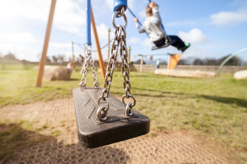 Suspended swing for children with a frame made of metal