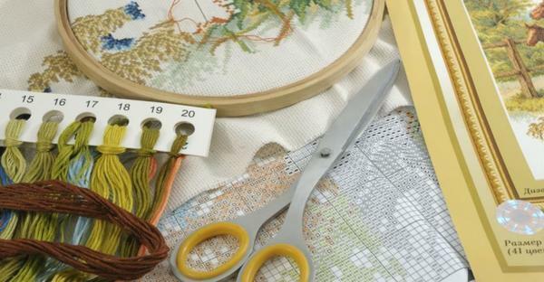 Selecting a story for cross-stitching is a crucial step before starting work. If a scheme with a simple pattern is chosen, it is necessary to prepare threads of different shades, and also to purchase a set for embroidery