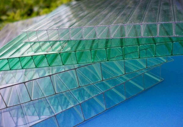 When choosing a polycarbonate, you should press on it: there should not be any dents on it