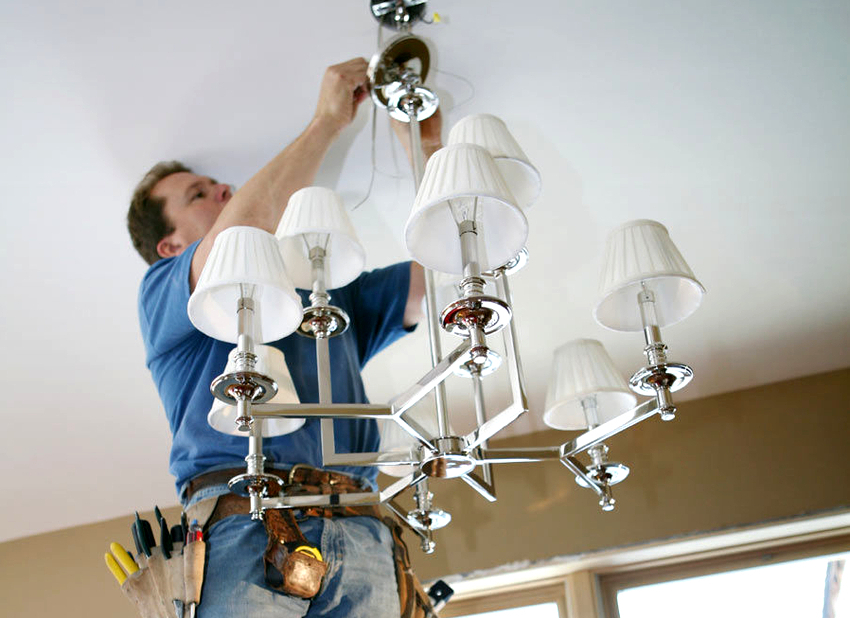 El lugar donde se fijará la lámpara de araña debe estar preparado incluso antes de la instalación del lienzo.