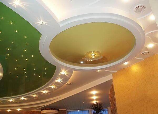 Comment choisir l'éclairage pour plafonds suspendus: qui est le meilleur point de forme, il est préférable de le lustre ou l'éclairage