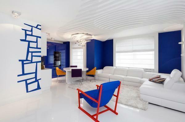 Výhodou modrobiele izbe je to, že vytvára atmosféru pokoja a harmónie
