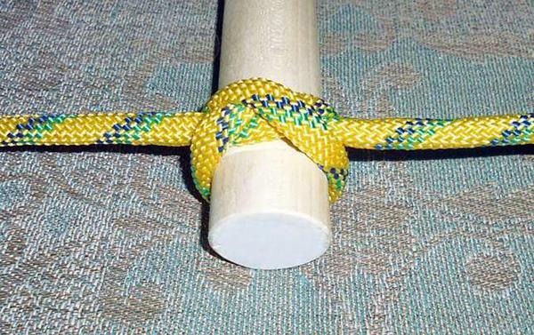 In order for the rope ladder to be strong and sturdy, it is necessary to learn how to correctly knit rope knots with which the crossbeams are fixed