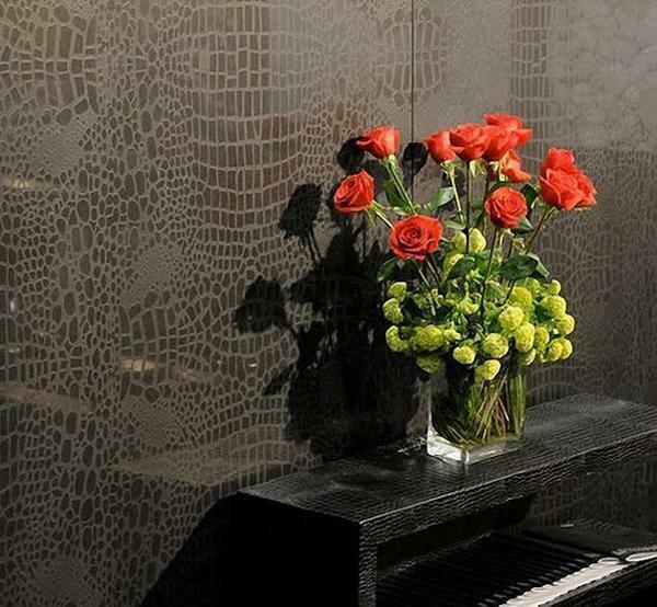 Wallpaper with a pattern under the skin is ideal for fans of unusual options for decorative decoration of the home