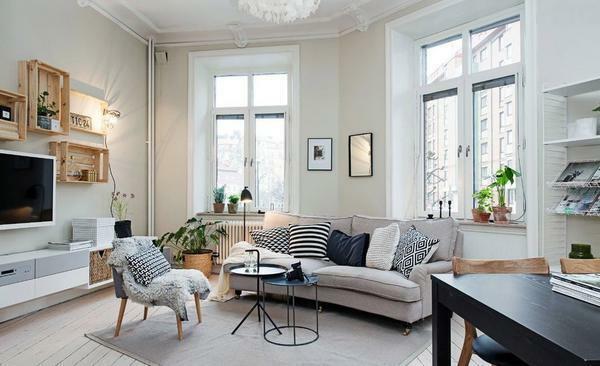 Wenn Sie ein Zimmer im skandinavischen Stil arrangieren wollen, dann müssen Sie auf dem weißen konzentrieren