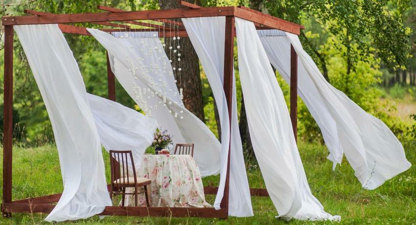 Outdoor curtains for gazebos and verandas: beautiful protection against insects and sun