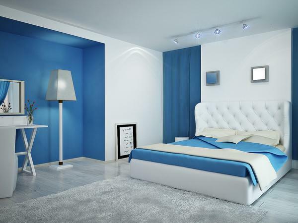 Eden izmed najboljših kombinacij v notranjosti spalnico bele in modre barve. Modra barva daje zračen, svetlo vzdušje in belo - čistost