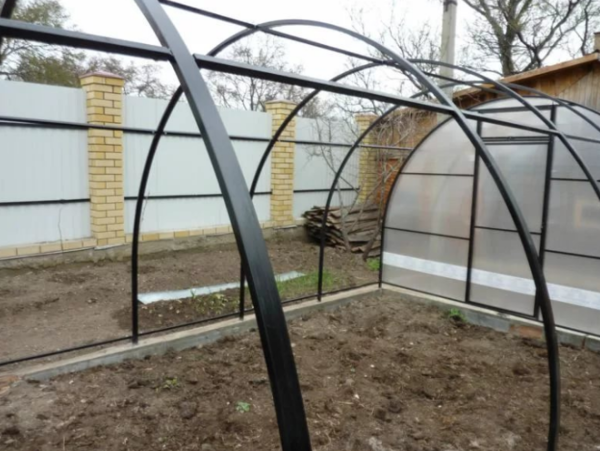 Curved profile tube for the frame of greenhouses - very strong and reliable