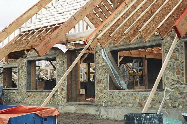 Pred výberom materiálu pre udržateľné domovy, sa odporúča analyzovať prostredie, v ktorom bude dom postavený, potom budete môcť vybrať ten správny materiál