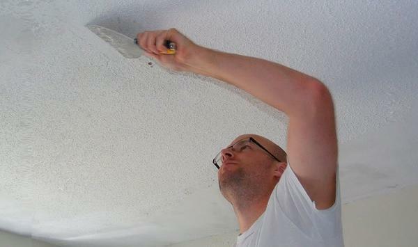 Da bi se izognili pridobivanje stari omet na stropu platno raztegljivo, je treba odstraniti iz površine z lopatico