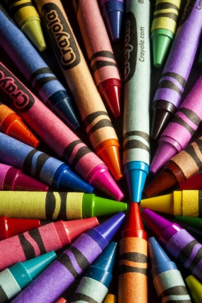 Pavyzdžiai vaško pieštukai įvairių spalvų ir atspalvių