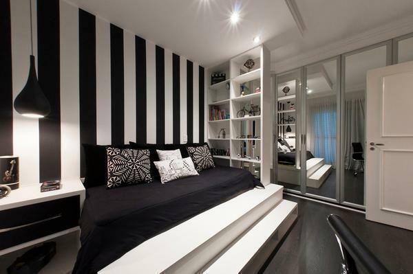Kombinácia čiernej a biele pruhy na pozadí v škandinávskom štýle vytvorí v spálni skutočne aristokratickej atmosféry