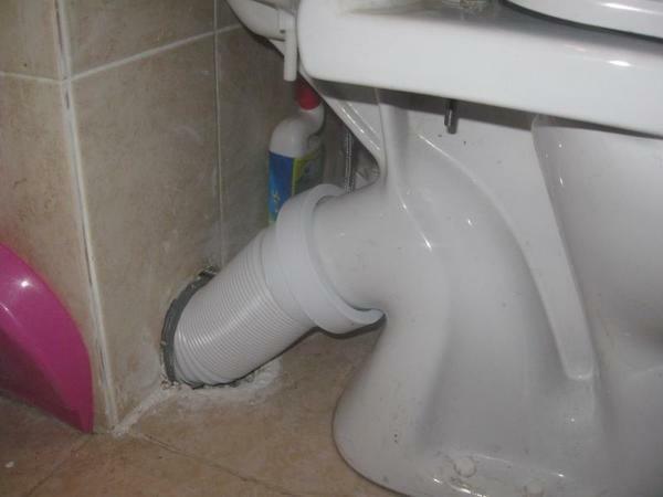 Plisat WC: dimensiunile și instalarea de scurgere, cum se schimba scurgere ondulat, video, înlocuind onduleuri scurt