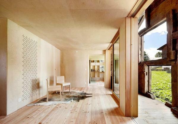 Strop je vyrobený z preglejky - skvelá voľba pre dreveného domu kvôli jeho nízkej cene a trvanlivosť kvalitách