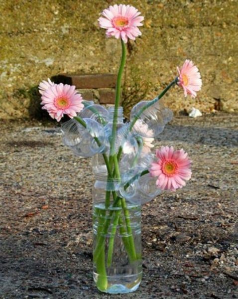 Z plastového kontajnera môže byť vykonané nielen kvety, ale aj vázy alebo hrnca pre nich