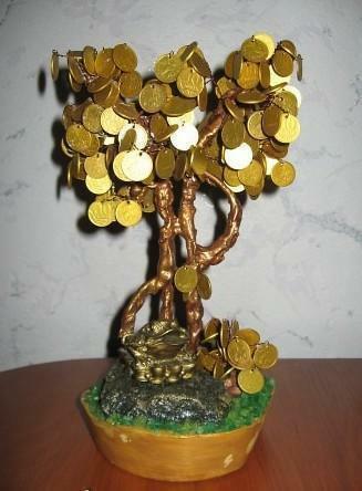 Topiary of coins looks good in the interior, especially in the hallway