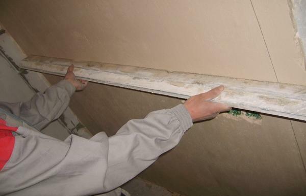 Før tapetsering er nødvendigt at gøre væggene i justeringsproceduren ved hjælp af et vaterpas