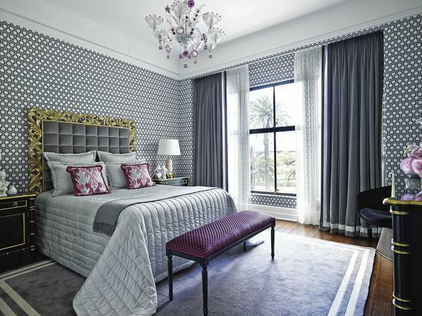 If you want to combine gray wallpaper with curtains of similar color, then their shade should be slightly darker