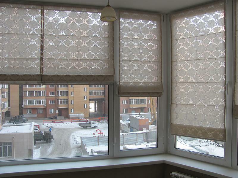 Les rideaux sur le balcon: rouleau à la loggia, stores et volets sur les fenêtres, photo, plastique avec une copie du soleil