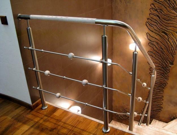 Rækværk i rustfrit stål trapper: metal til offentlige bygninger, GOST til altaner og tage, stål