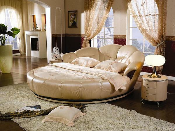 Miegamojo interjero lova: Foto ir minkšta konstrukcija, stilingas ir originalus, su dviem miegamaisiais