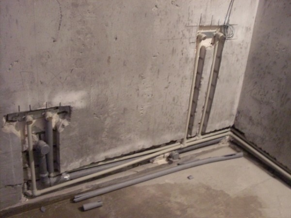 Lokacija cijevi u zidovima štedi prostor i sakriti ih u procesu dorade