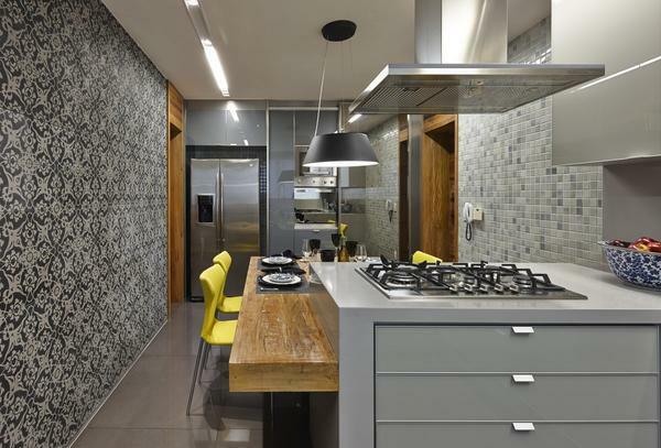 Siva pozadina u kuhinji izgledaju vrlo elegantno i neobično